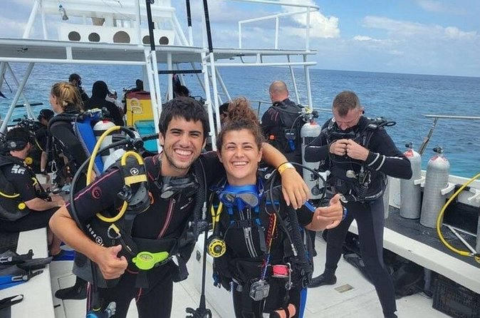2 tanks for certified divers - Communication in the real world: WhatsApp, phone power, and updates