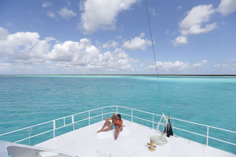 Cozumel: Catamaran, El Cielo Bay & Palancar Reef with Lunch - Back on land: lunch in a courtyard plus a live dance show