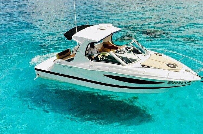 Yacht with visit to heaven cie service snorkell included - The crew and the safety vibe you can feel right away